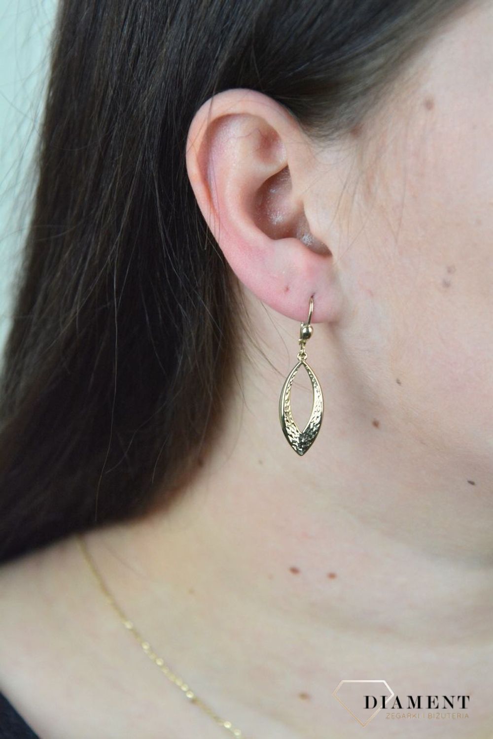 Złote kolczyki z owalnymi grawerowanymi zawieszkami KL 8155.jpg